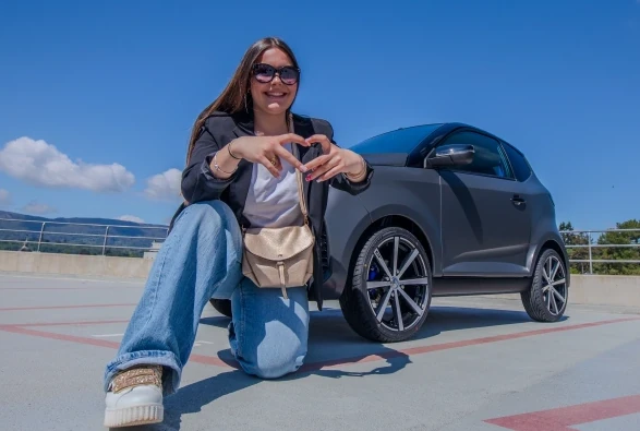 Jonge vrouw in City GTO